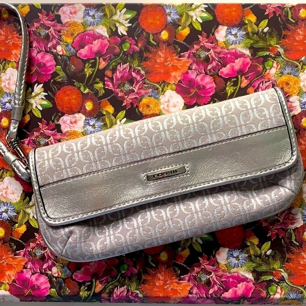 Vintage Y2K Fossil metallic silver wristlet wallet clutch bag casual